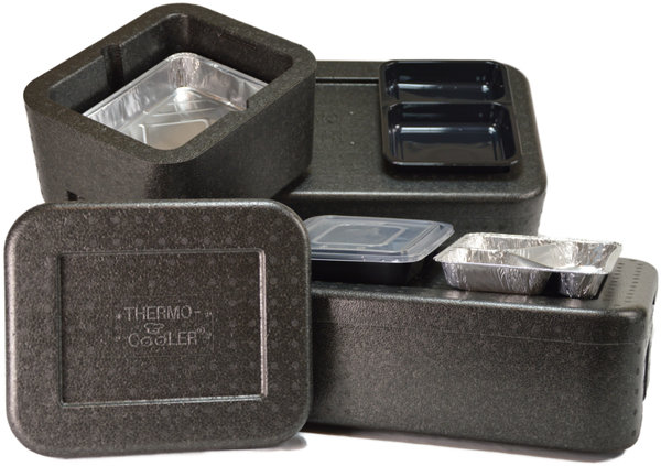 schwarze Thermoboxen in verschiedenen Größen mit Menüschalen aus Aluminium